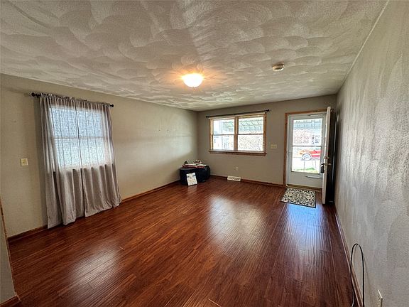 4th image of 38 Albany Ave
