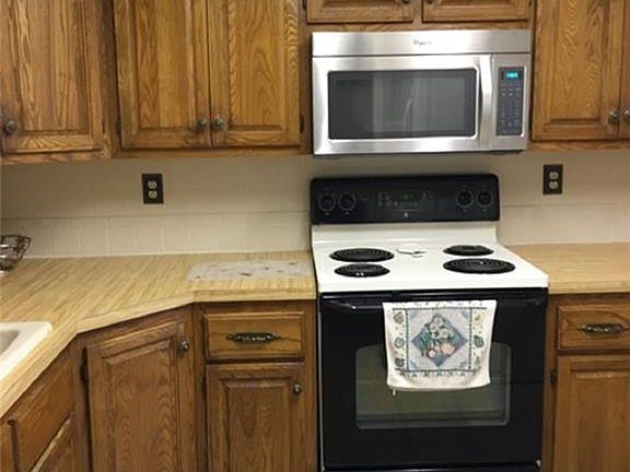 4th image of 10 Joanie Ln