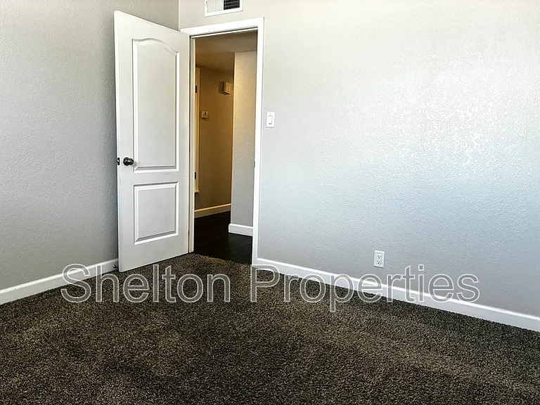 1421 S Roberts Rd — Photo 16