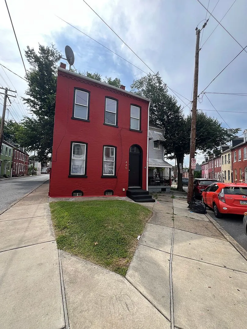 Single 3 BR House, close to downtown Lancaster — Photo 1