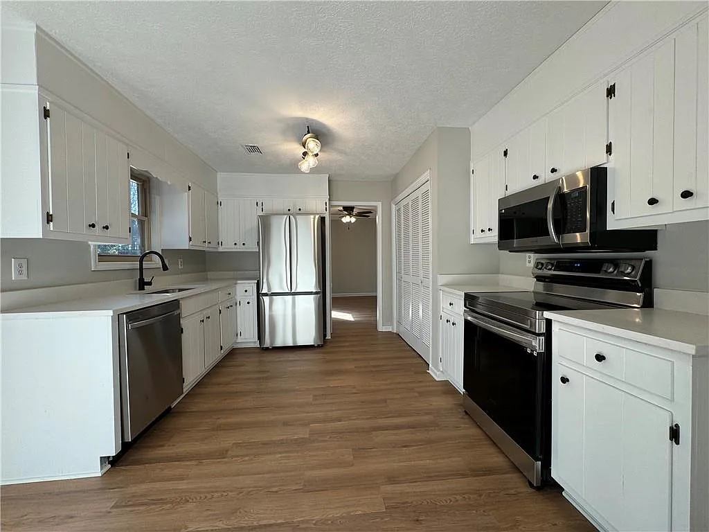 2020 Kemp Road Northeast - 1 — Photo 3