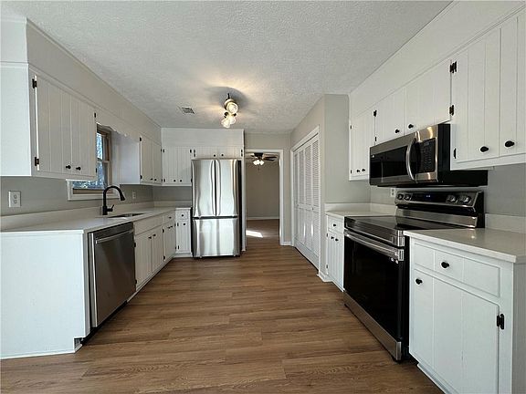 2nd image of 2020 Kemp Rd NE