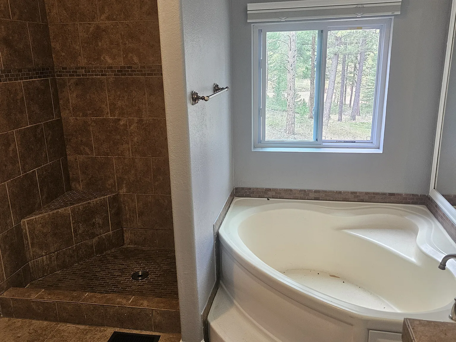 5 bed, 2592 sqft, $2,800 — Photo 2