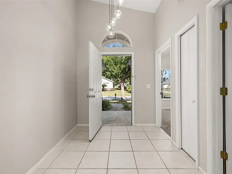 551 Castlemain Cir — Photo 5