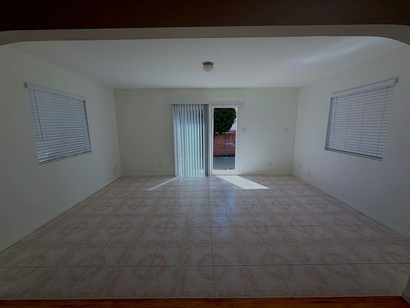 Gorgeous 4bed/2bth Single Family Home In Quiet Area Of Granada Hills — Photo 3