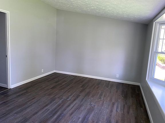 4th image of 1301 Brummit Ln