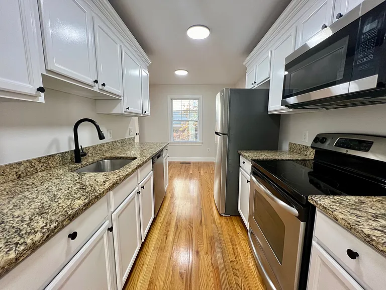 185 Henry St #C — Photo 3