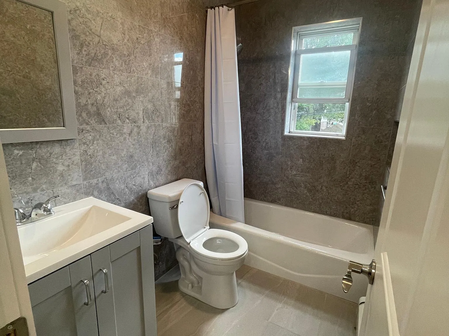 2 bed, 900 sqft, $2,500 — Photo 2