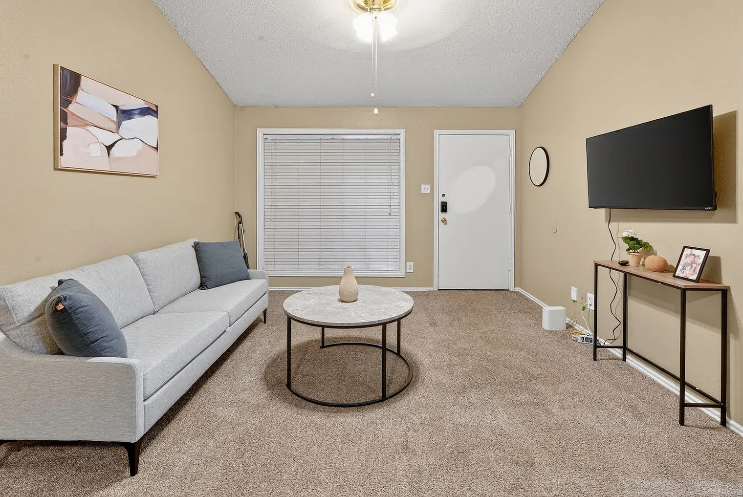 2 bed, 1.0 bath, 9515 sqft, $1,614 — Photo 3