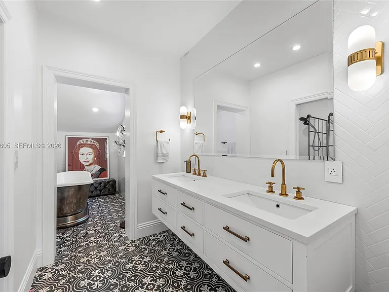5236 Pine Tree Dr — Photo 38