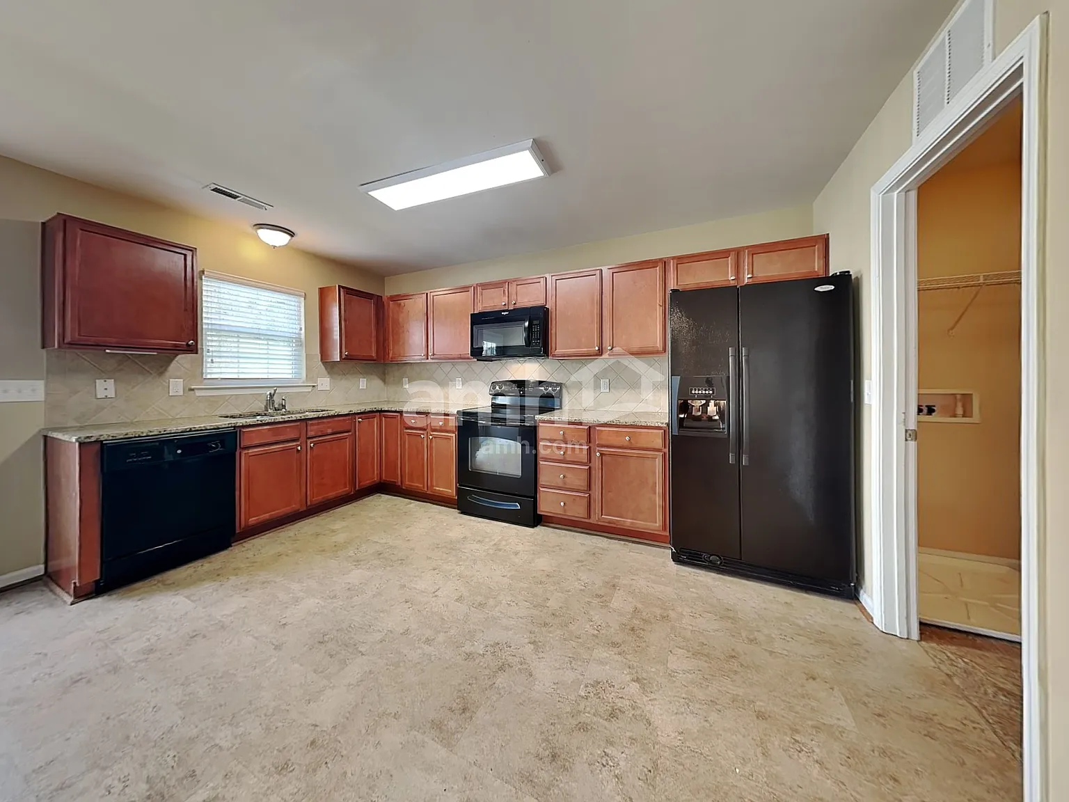 3 bed, 2.5 bath, 1610 sqft, $1,740 — Photo 3
