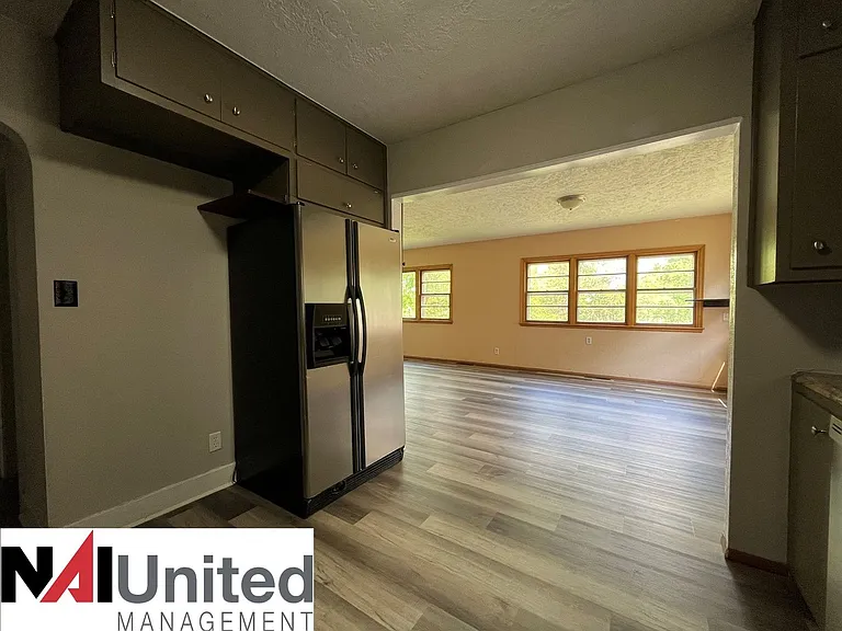 2814 Summit St — Photo 6
