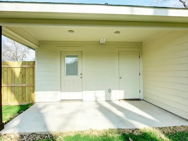 212 E Walker St — Photo 13