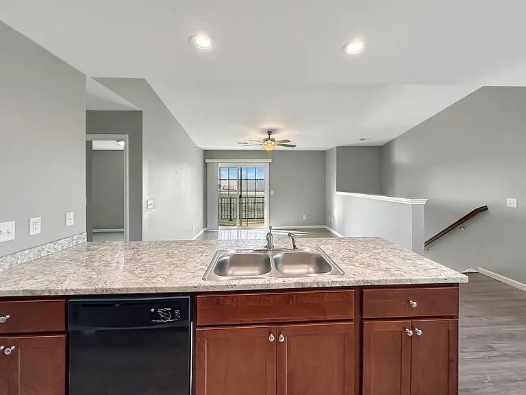 Lake Point Apartments — Photo 61