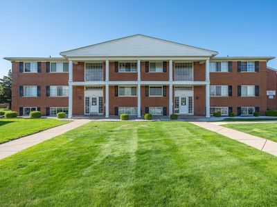 8210 Crestview Dr, Sterling Heights, MI, 48312