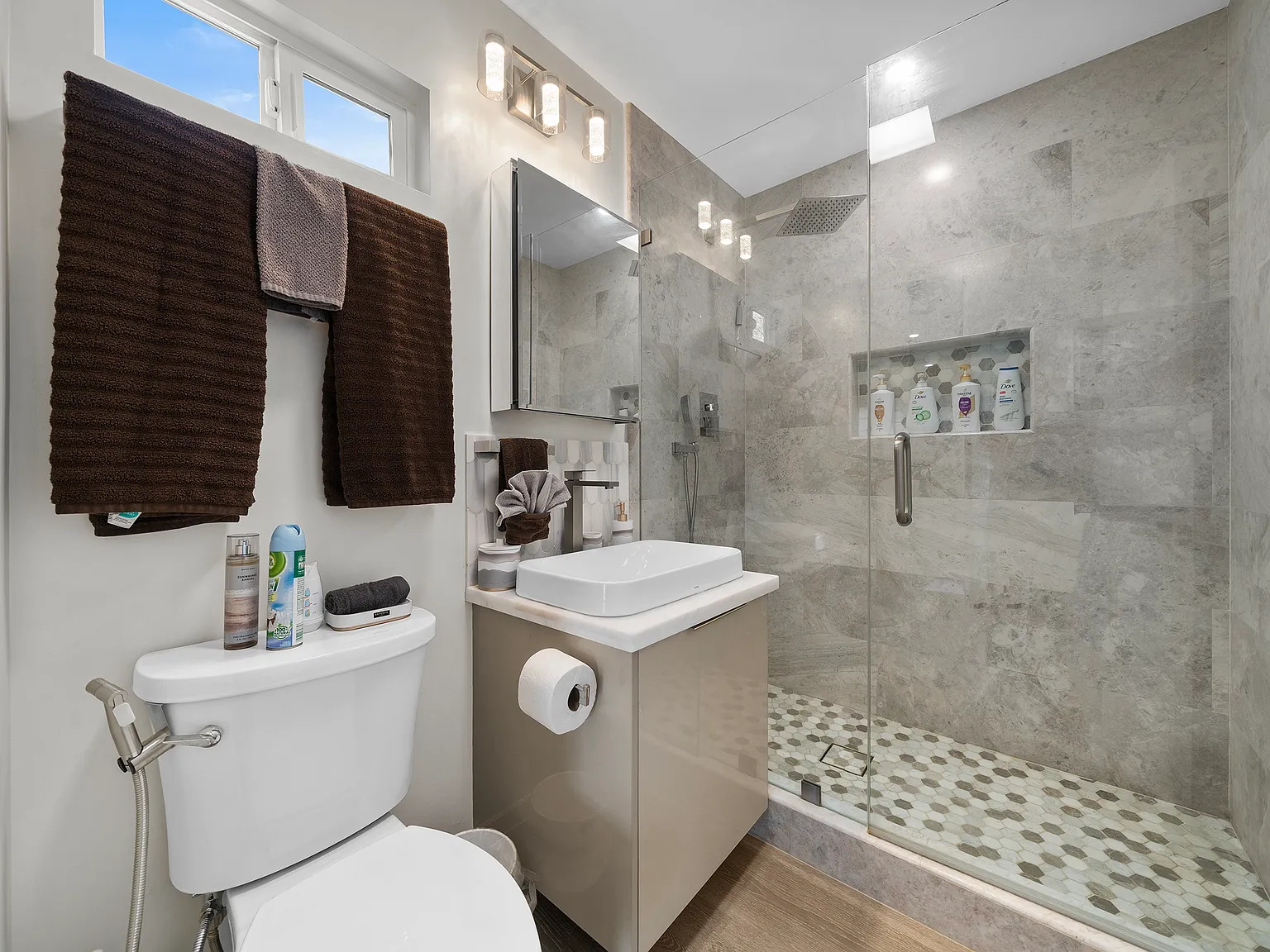 4 bed, 1200 sqft, $5,900 — Photo 3