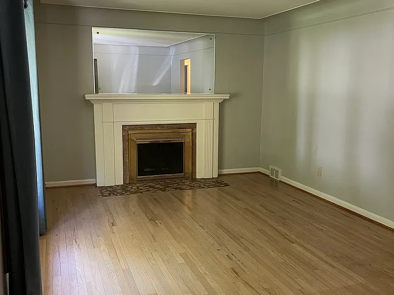 879 Saint Clair St — Photo 2
