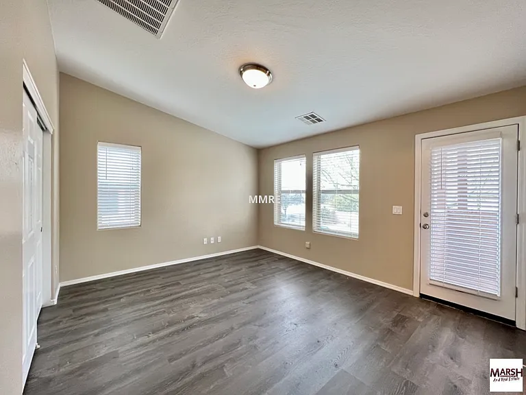 5911 S 35th Pl — Photo 12