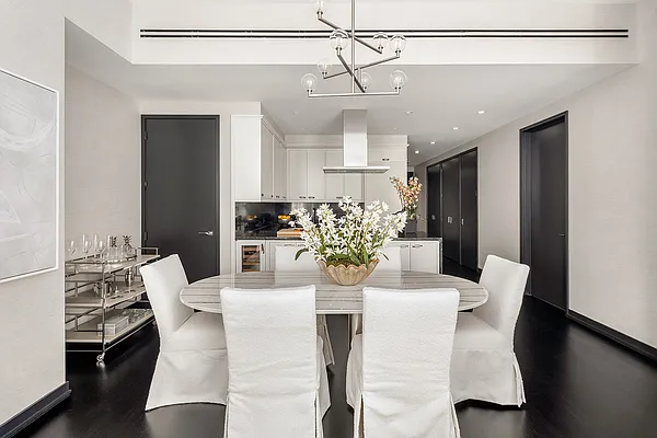 Rented by Extell Marketing Group LLC | media 24