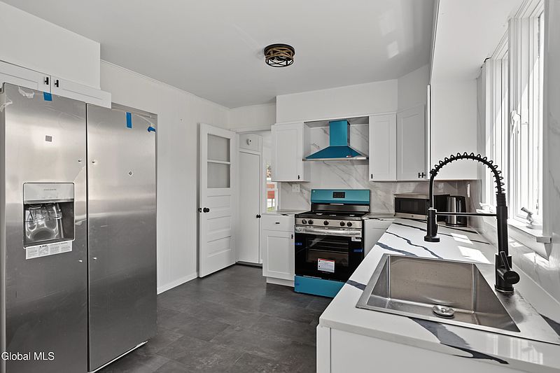 3rd image of 335 Hampton Avenue