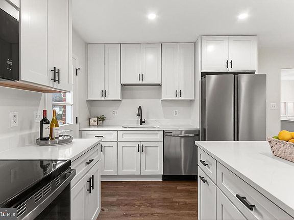 3rd image of 400 N Madison St