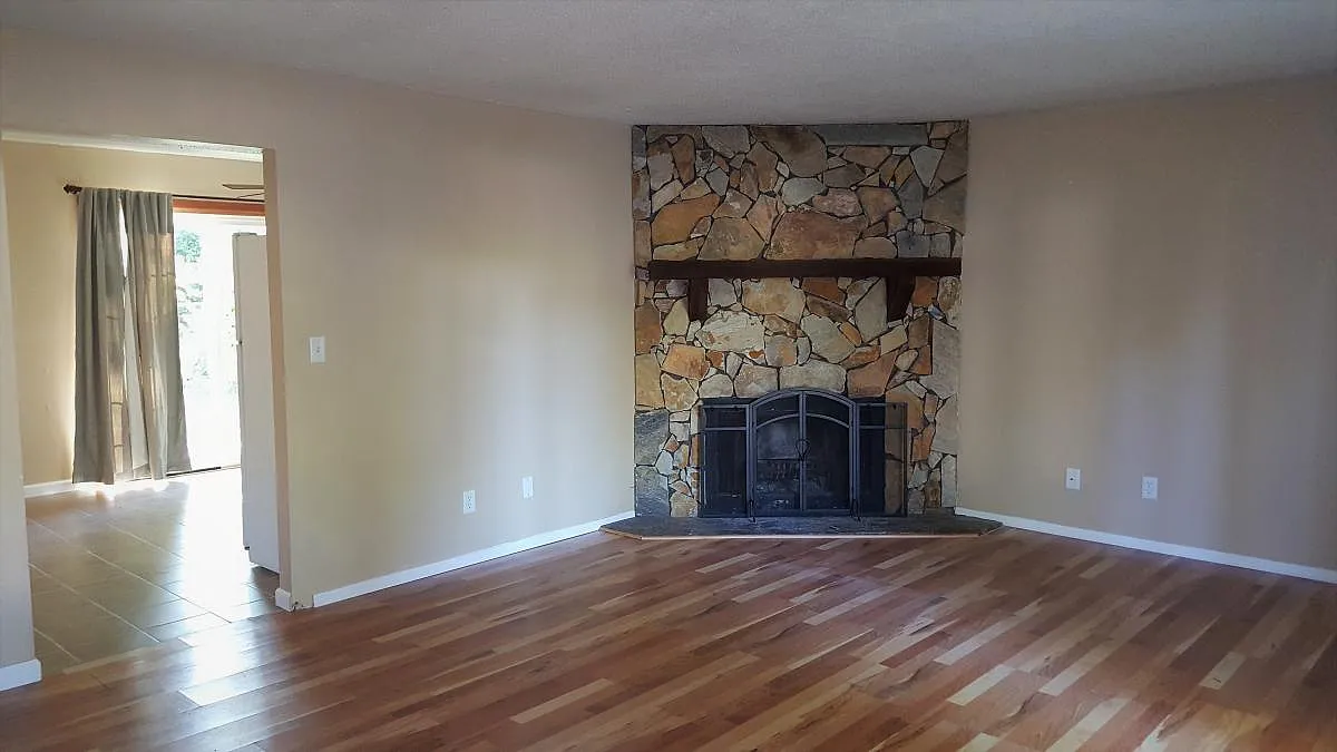 3 bed, 1.5 bath, 1050 sqft, $1,300 — Photo 1