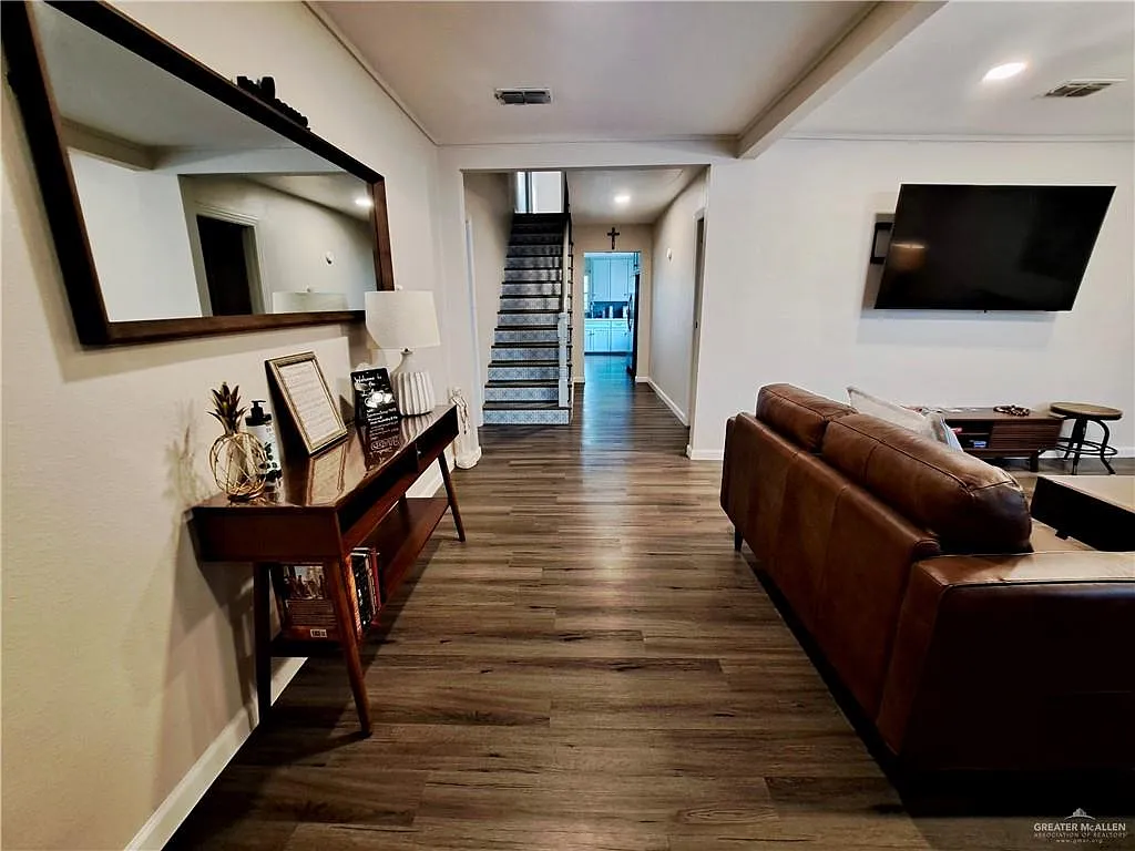 3 bed, 3.0 bath, 1935 sqft, $2,000 — Photo 3