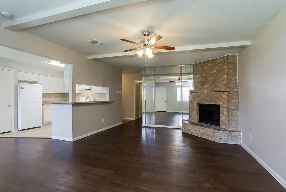 3 bed, 2.0 bath, 1394 sqft, $1,700 — Photo 3