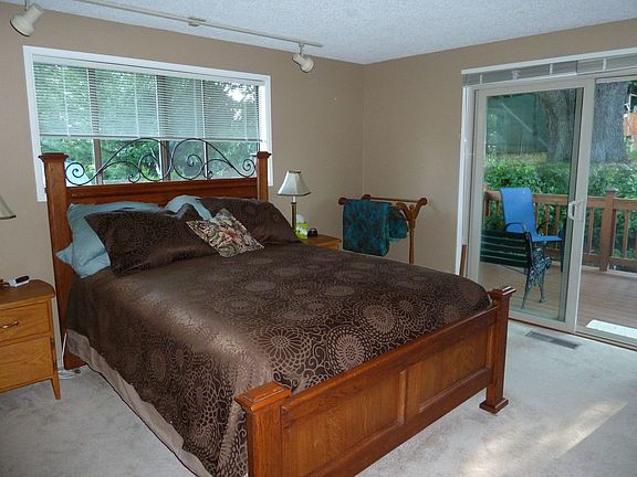 Master bedroom w/deck