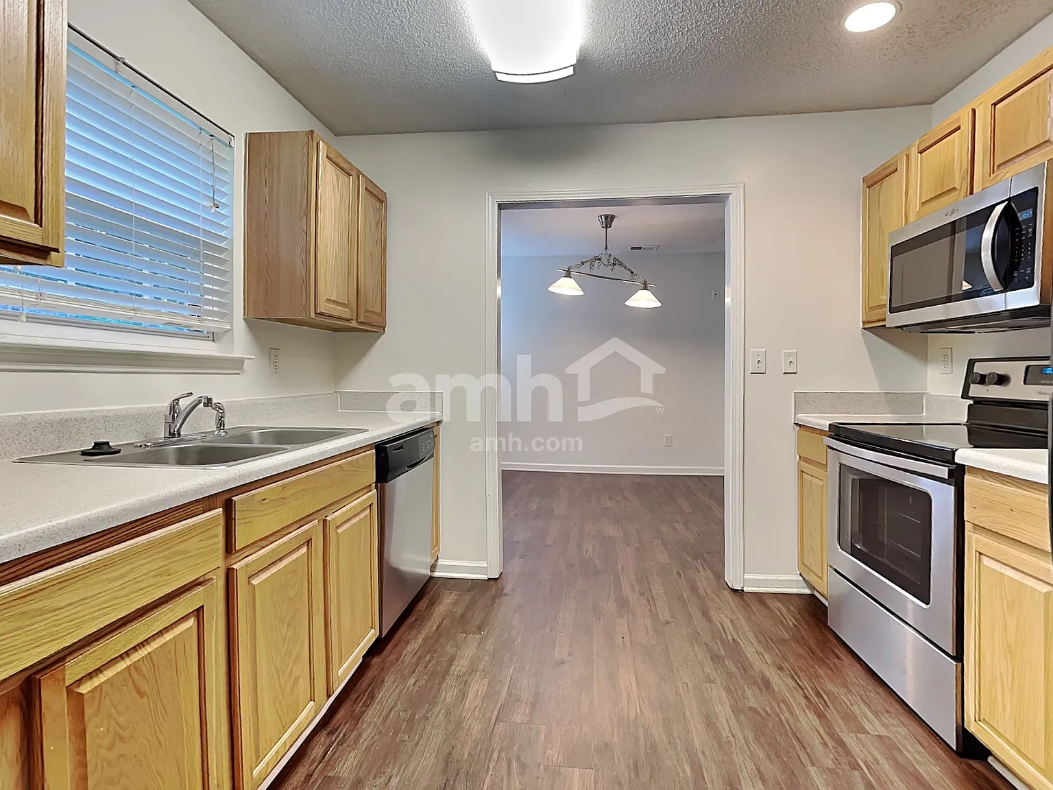 3 bed, 2.5 bath, 1700 sqft, $1,890 — Photo 4