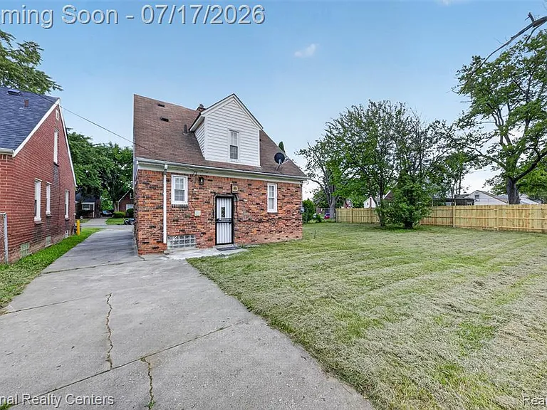 13527 Winthrop St — Photo 44