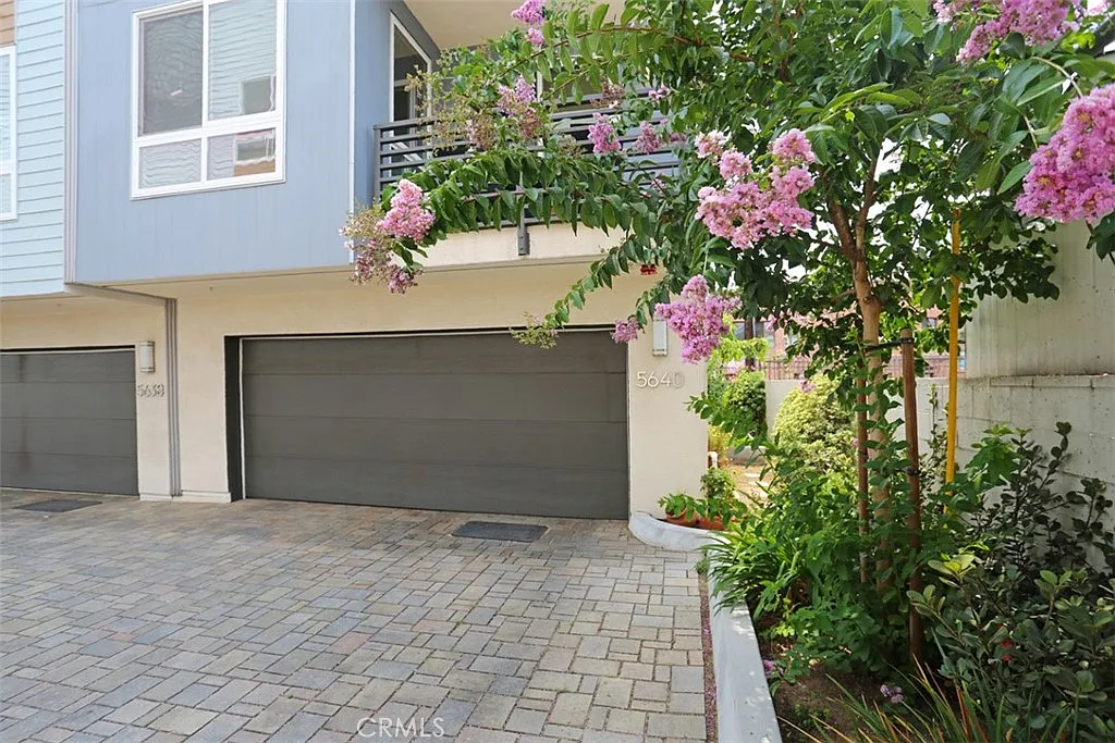 3 bed, 2.5 bath, 1556 sqft, $4,495 — Photo 2