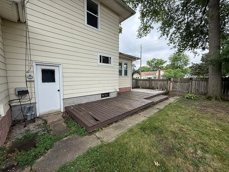 403 Englewood Ct — Photo 24