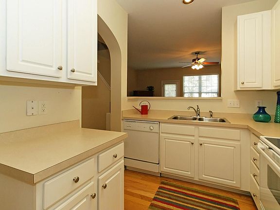 Great Kitchen w/ Pantry