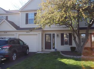 1616 College Green Dr, Elgin, IL 60123