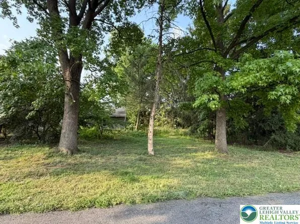 5829 Hill Dr, Allentown, PA 18104