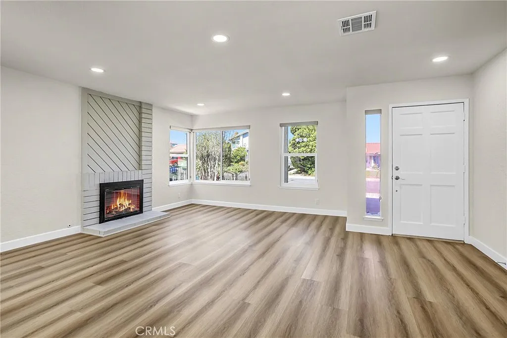 4 bed, 2.5 bath, 2116 sqft, $4,700 — Photo 3