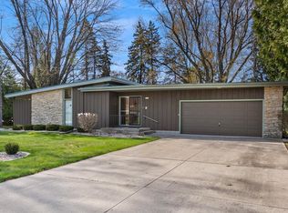 5005 Sunset Rd, Manitowoc, WI 54220