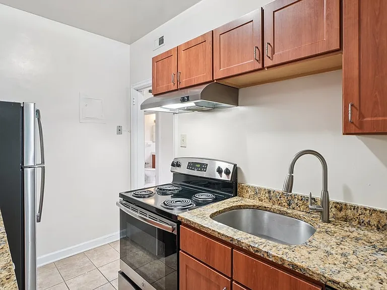 Cameron Court Apartments — Photo 62