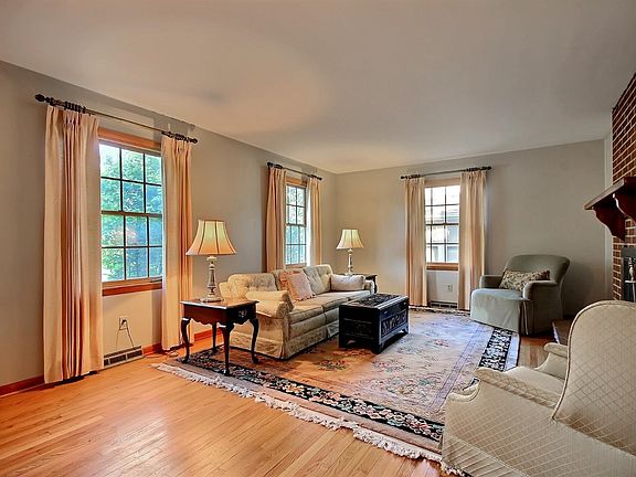 BRIGHT AND CHEERY LIVING ROOM .....LOTS OF WINDOWS!