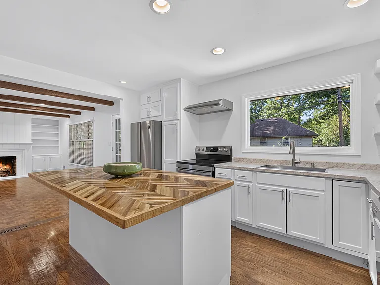2313 W 71st St — Photo 9