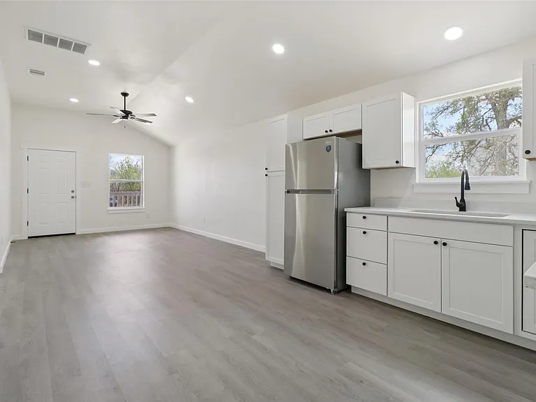 1087 Schubert Ln #C — Photo 8
