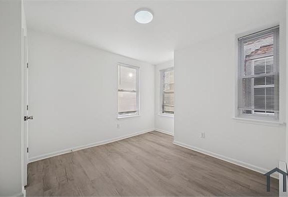 3rd image of 1418 W Erie Ave #201