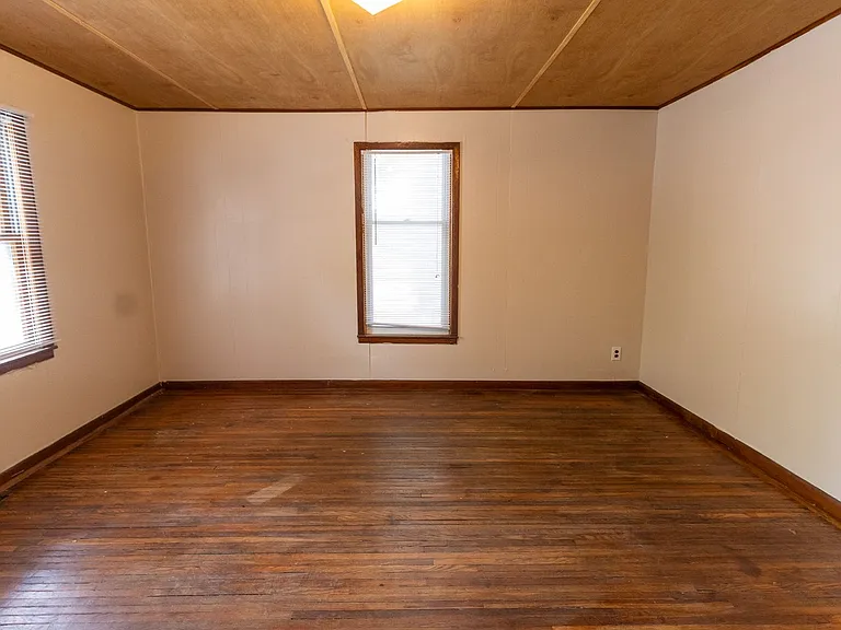 1403 Hinkson Ave — Photo 8
