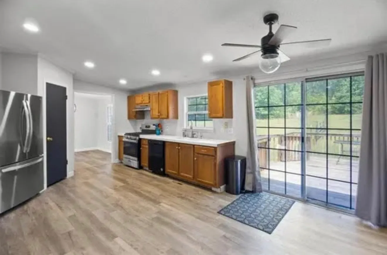 4 bed, 2128 sqft, $2,075 — Photo 3
