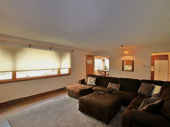 4th image of 915 W Burnside Dr