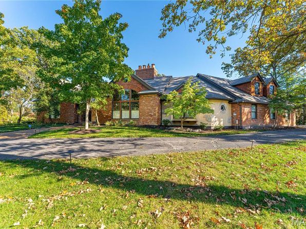 16 Holiday Ln, Saint Louis, MO 63131