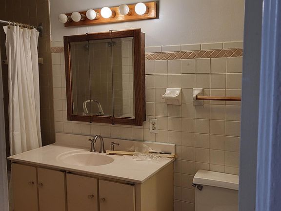 BATHROOM WITH BATHTUB SHOWER