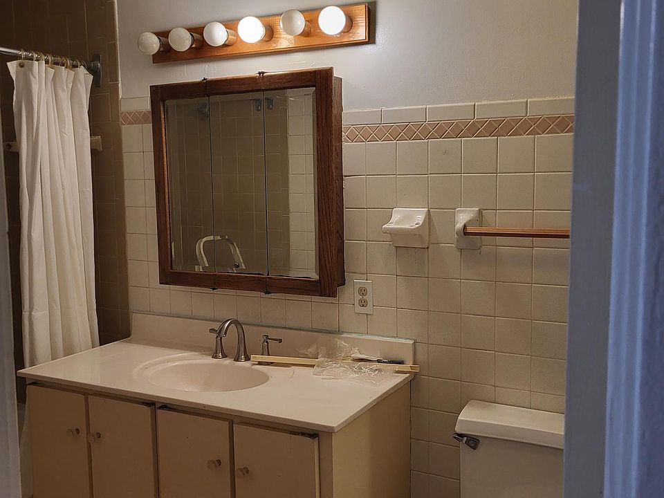 BATHROOM WITH BATHTUB SHOWER