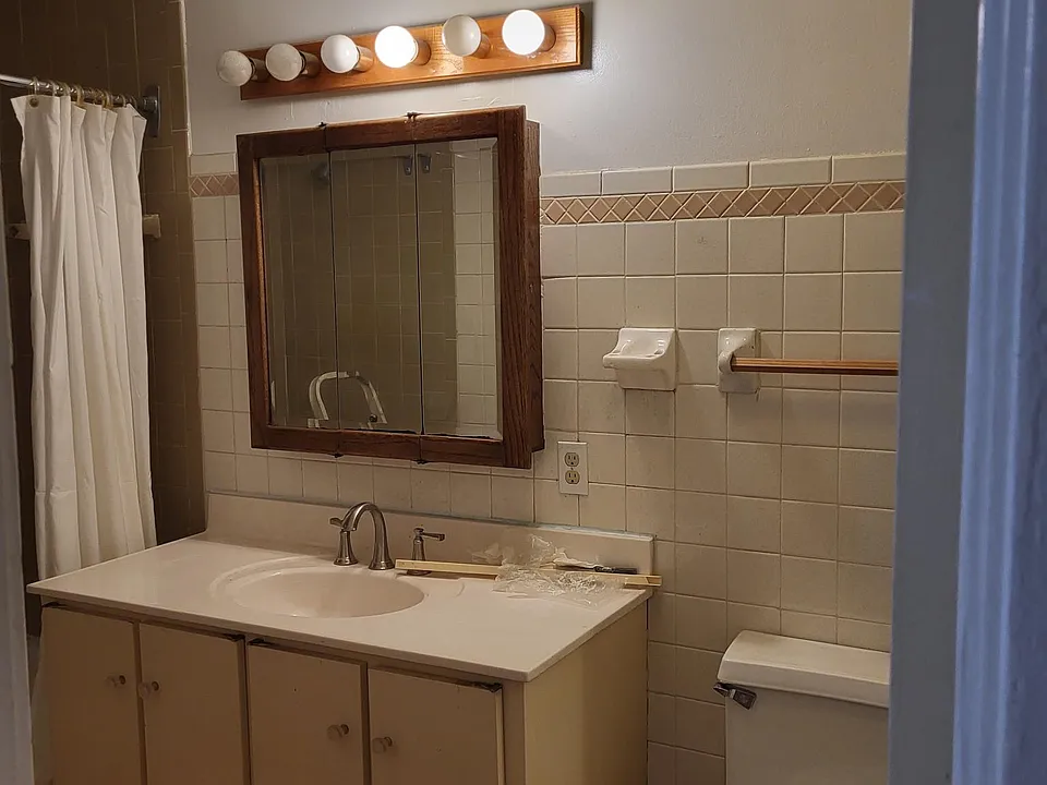 BATHROOM WITH BATHTUB SHOWER